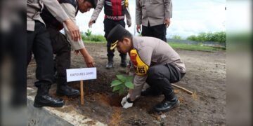 Kapolres Dairi Bersama Masyarakat Tanam Pohon, Wujudkan Lingkungan Hijau melalui Program Green Policing