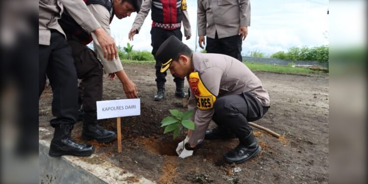 Kapolres Dairi Bersama Masyarakat Tanam Pohon, Wujudkan Lingkungan Hijau melalui Program Green Policing