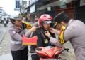 Kapolres Dairi Turun ke Jalan, Atur Lalu Lintas dan Bagikan Helm Gratis dalam Operasi Patuh Toba 2026