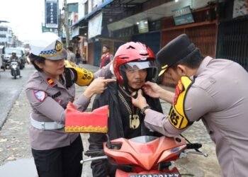 Kapolres Dairi Turun ke Jalan, Atur Lalu Lintas dan Bagikan Helm Gratis dalam Operasi Patuh Toba 2026