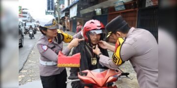 Kapolres Dairi Turun ke Jalan, Atur Lalu Lintas dan Bagikan Helm Gratis dalam Operasi Patuh Toba 2026