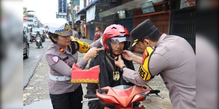 Kapolres Dairi Turun ke Jalan, Atur Lalu Lintas dan Bagikan Helm Gratis dalam Operasi Patuh Toba 2026