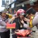 Kapolres Dairi Turun ke Jalan, Atur Lalu Lintas dan Bagikan Helm Gratis dalam Operasi Patuh Toba 2026